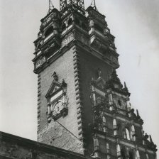 Ein Turm auf einem Gebäude mit prachtvoller Fassade, Schwarz-Weiß-Fotografie; Quelle: Staatsarchiv Bremen